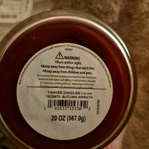 Yankee Candle 20oz, with 2 wix. In Autumn Wreath scent - Picture 2 of 3
